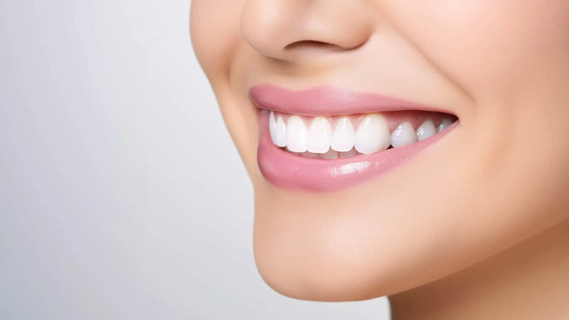 Dental Treatments to Achieve a Pearly White Smile